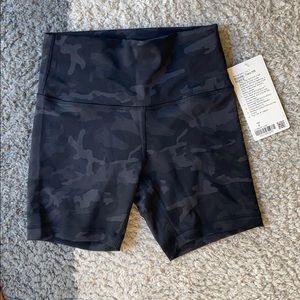Lululemon women’s wunder under bike short